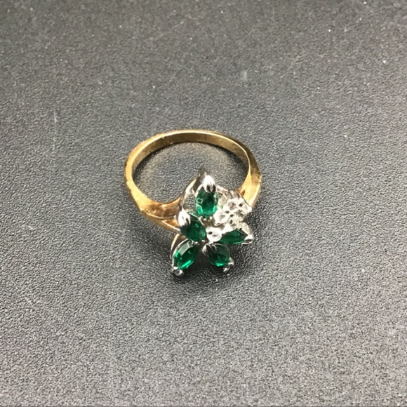 Goldtone/Silvertone Ring with Clawset White and Green Rhinestones size 7. - Picture 2 of 5